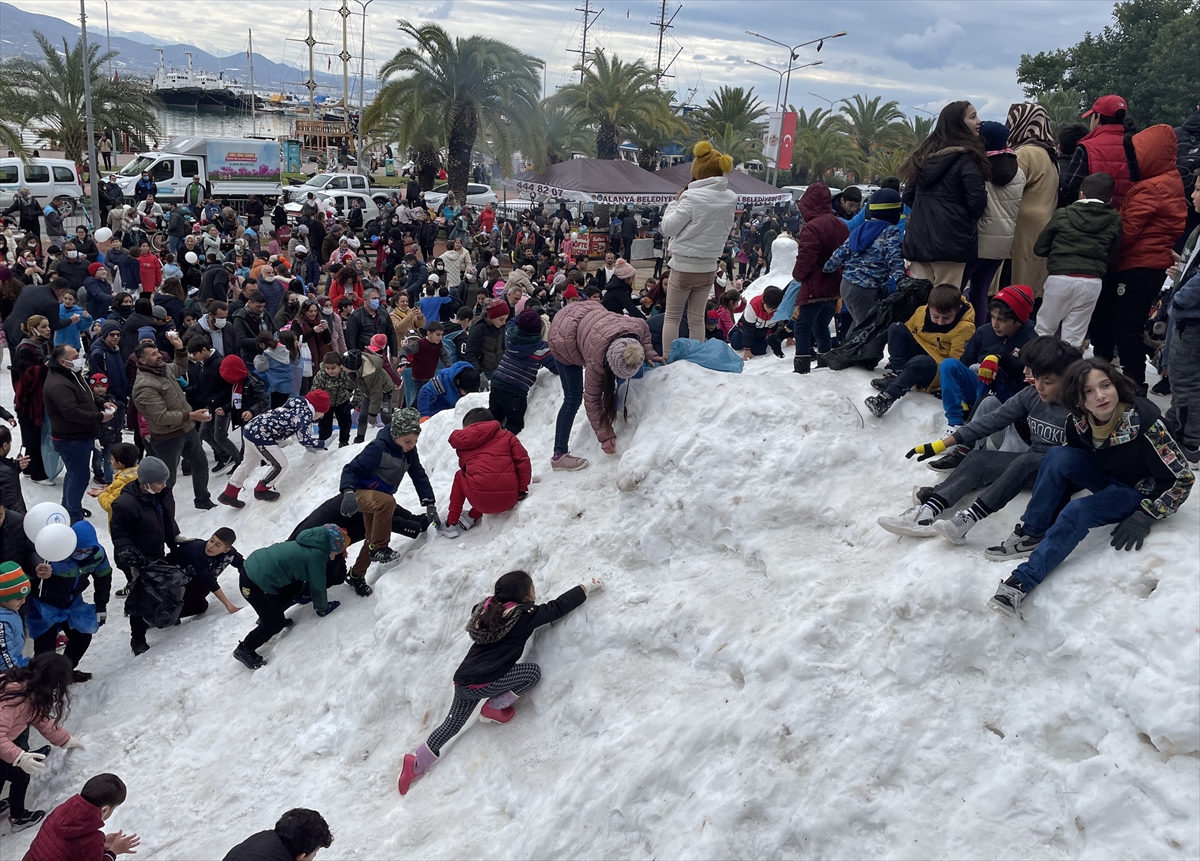 Alanya'da çocuklar, kamyonlarla getirilen karla kardan adam yaptı