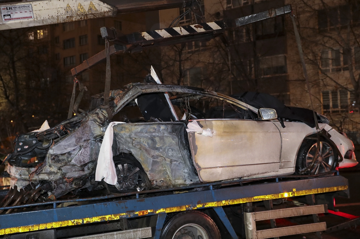 Ankara'da direğe çarptıktan sonra yanan otomobilin sürücüsü öldü