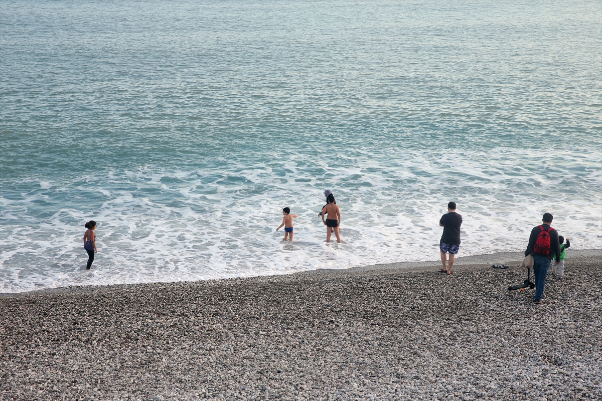 Antalya sahillerinde yeni yılın ilk gününde yoğunluk yaşandı