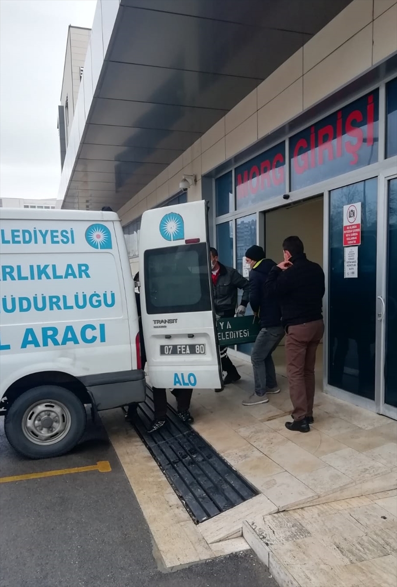 Antalya'da bıçaklanarak öldürülen kişinin cenazesi ailesine teslim edildi