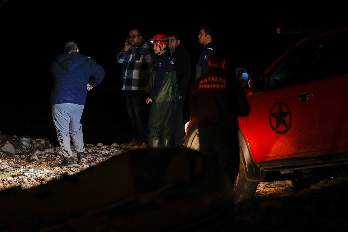 Antalya'da, heyelan sonucu çaya sürüklenen araçta mahsur kalan 3 kişi kurtarıldı