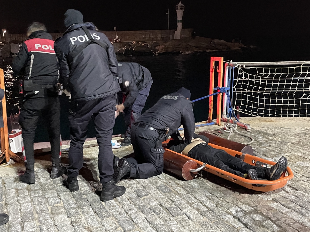 Antalya'da polis denizde boğulma tehlikesi geçiren kişiye kalp masajı yaptı