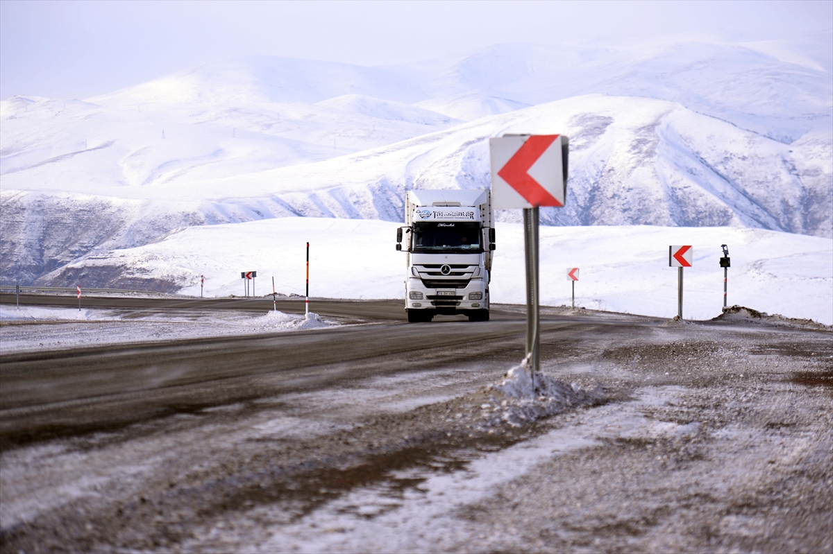 Tunceli ve Ardahan'da kar yağışı ve tipi ulaşımda aksamaya neden oluyor