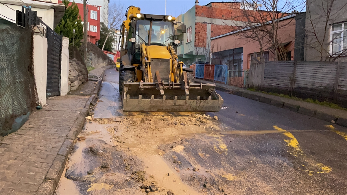 Başakşehir'de İSKİ deposundan su taştı