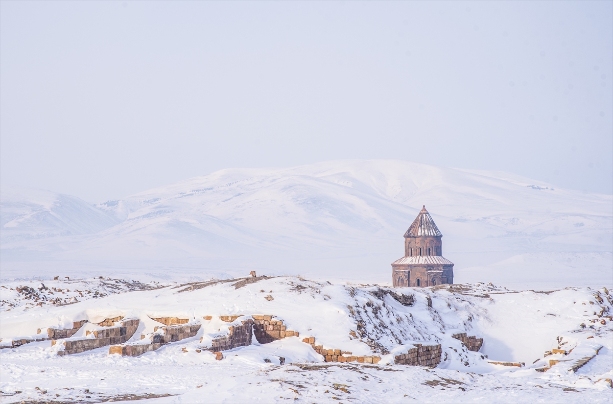 Beyaza bürünen Ani Antik Kenti masalsı güzelliğiyle yerli ve yabancı turistleri ağırlıyor