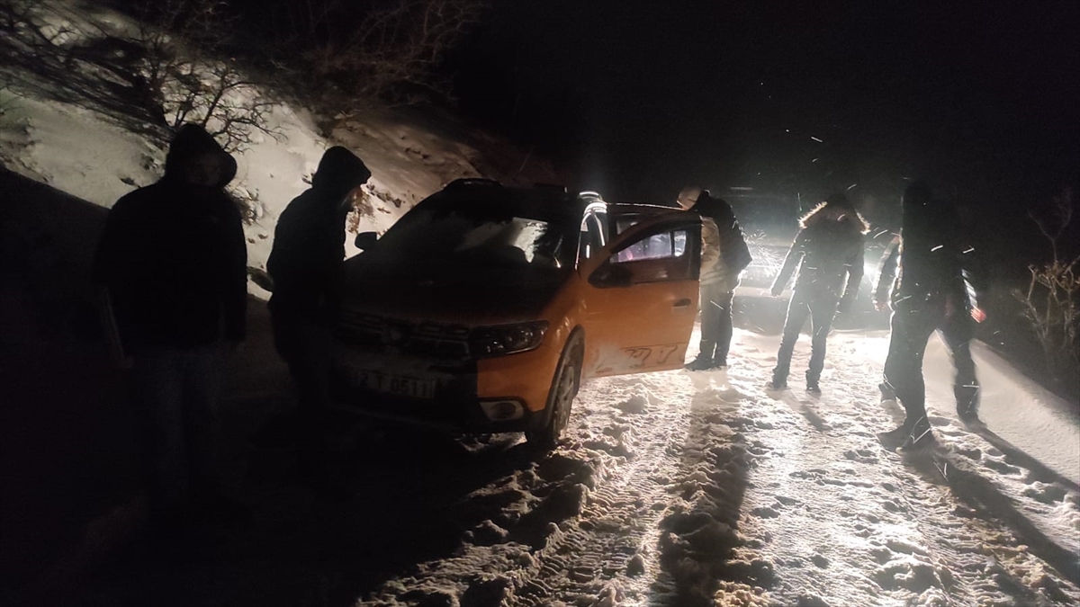 Bingöl'de karda mahsur kalan 6 kişi donmak üzereyken kurtarıldı