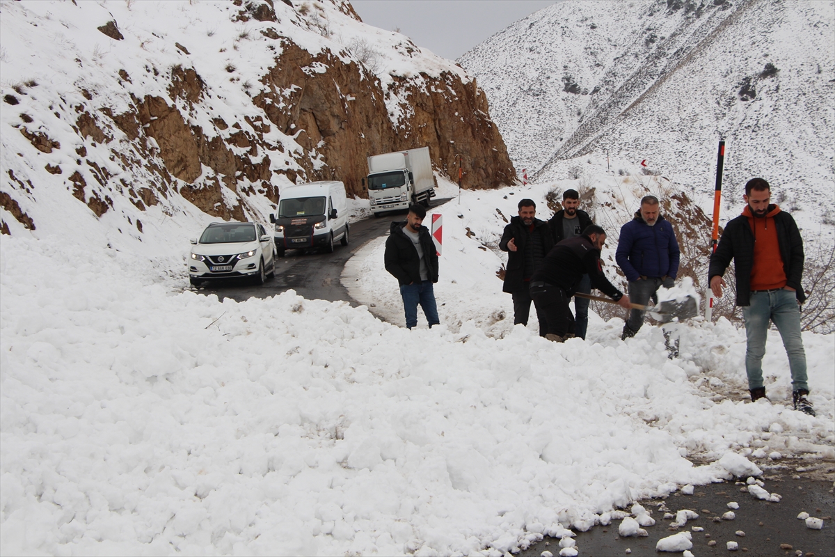 Bingöl'de minibüsün geçişi sırasında çığ düştü