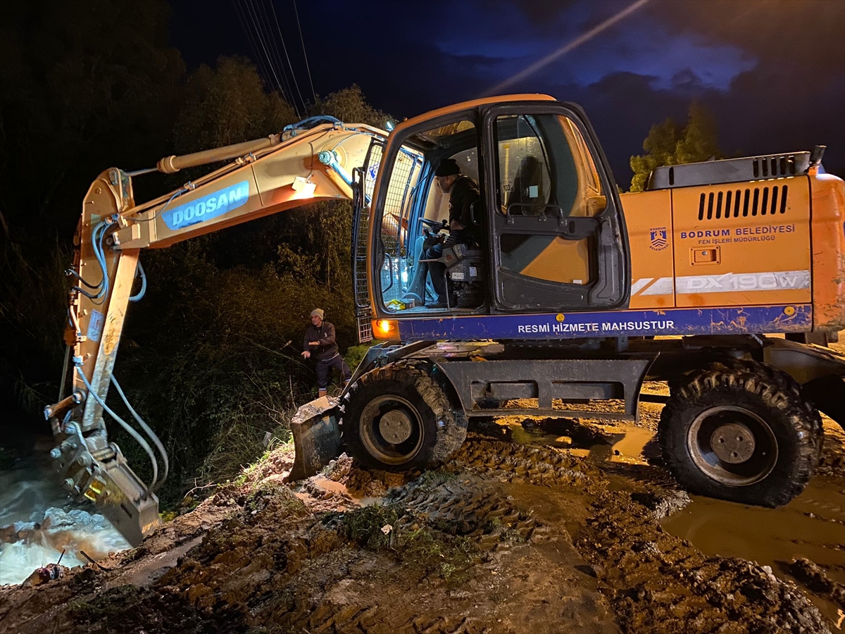 GÜNCELLEME – Bodrum'da sağanağın ardından evleri su bastı, kara yolu ulaşıma kapandı