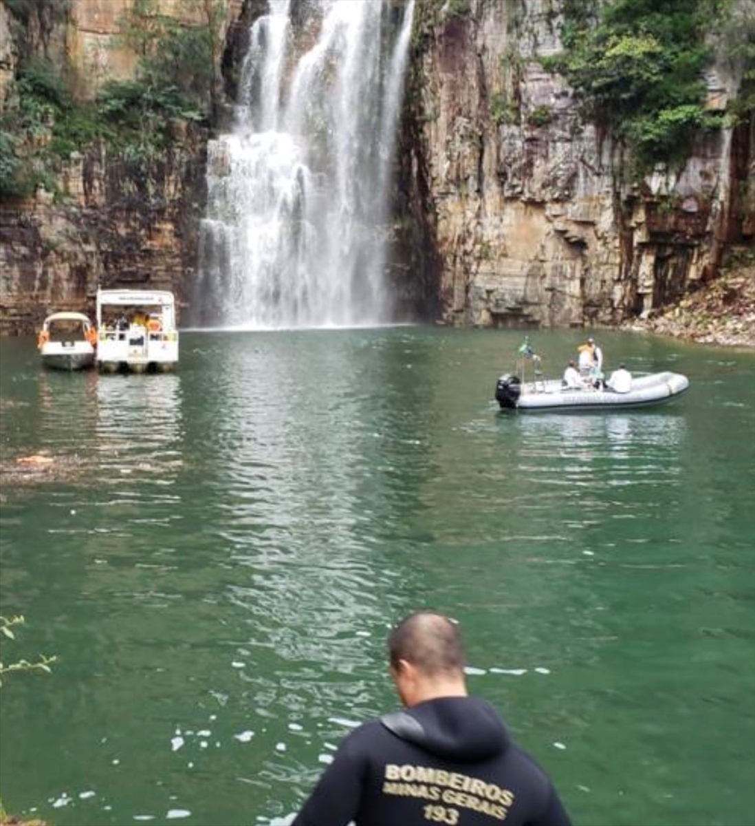 GÜNCELLEME – Brezilya'da turistlerin gezdiği teknelerin üzerine kaya düştü