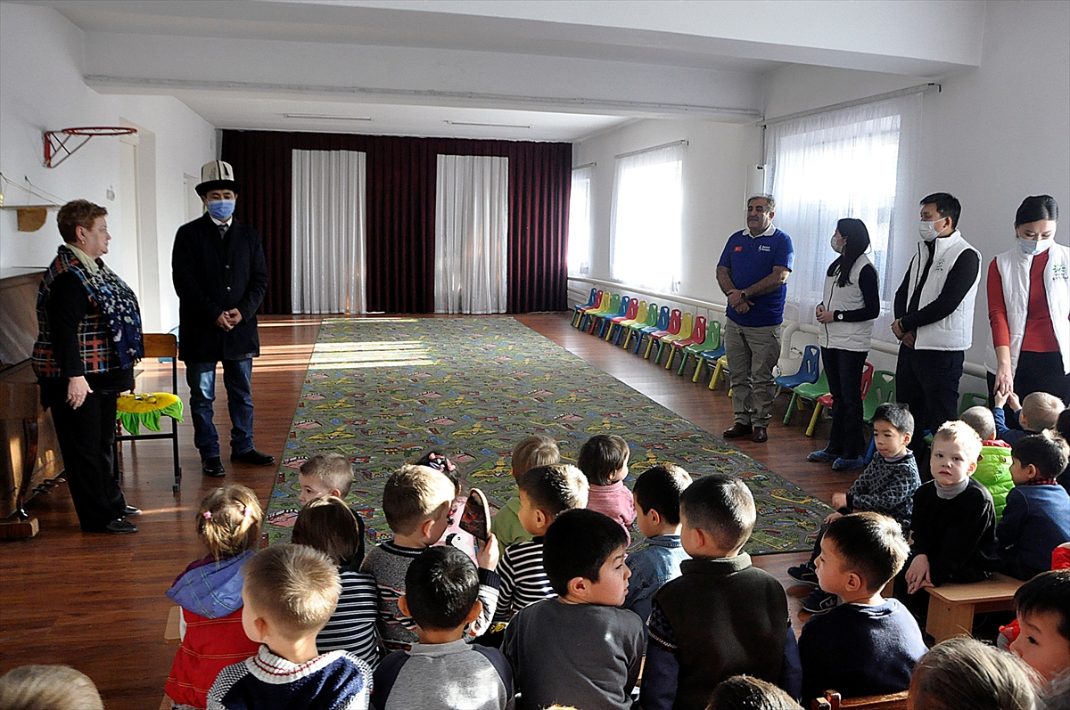 Deniz Feneri Derneği, Kırgızistan'da yetim çocuklara giyim yardımında bulundu