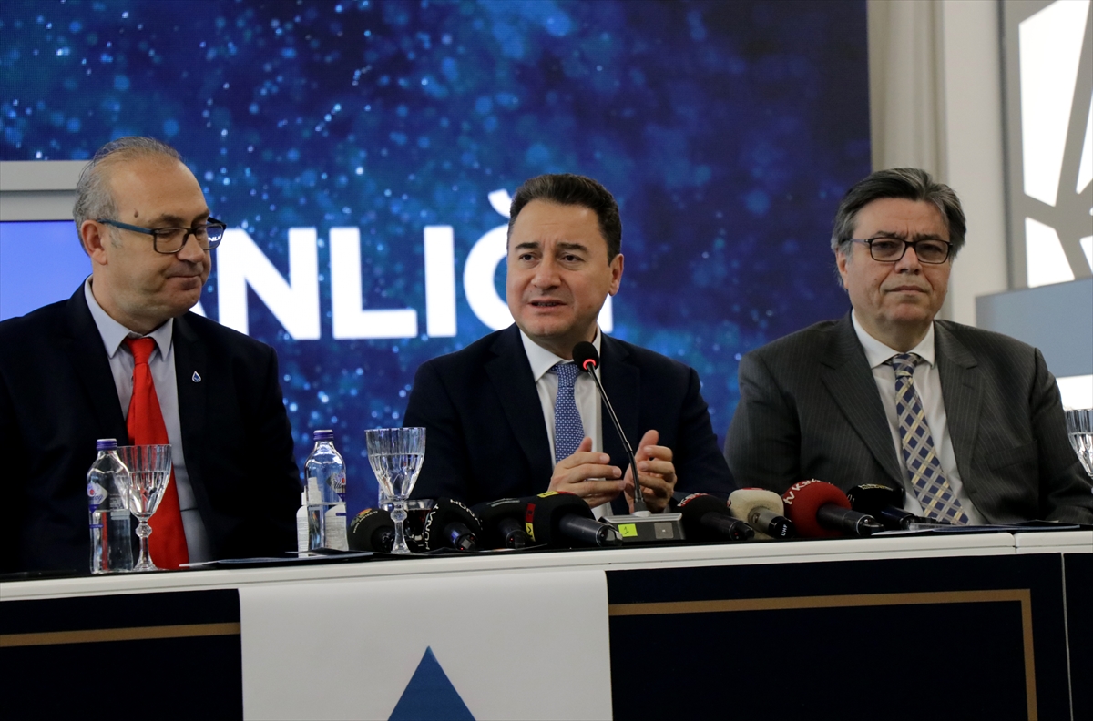 DEVA Partisi Genel Başkanı Babacan, Kayseri'de basın mensuplarıyla buluştu: