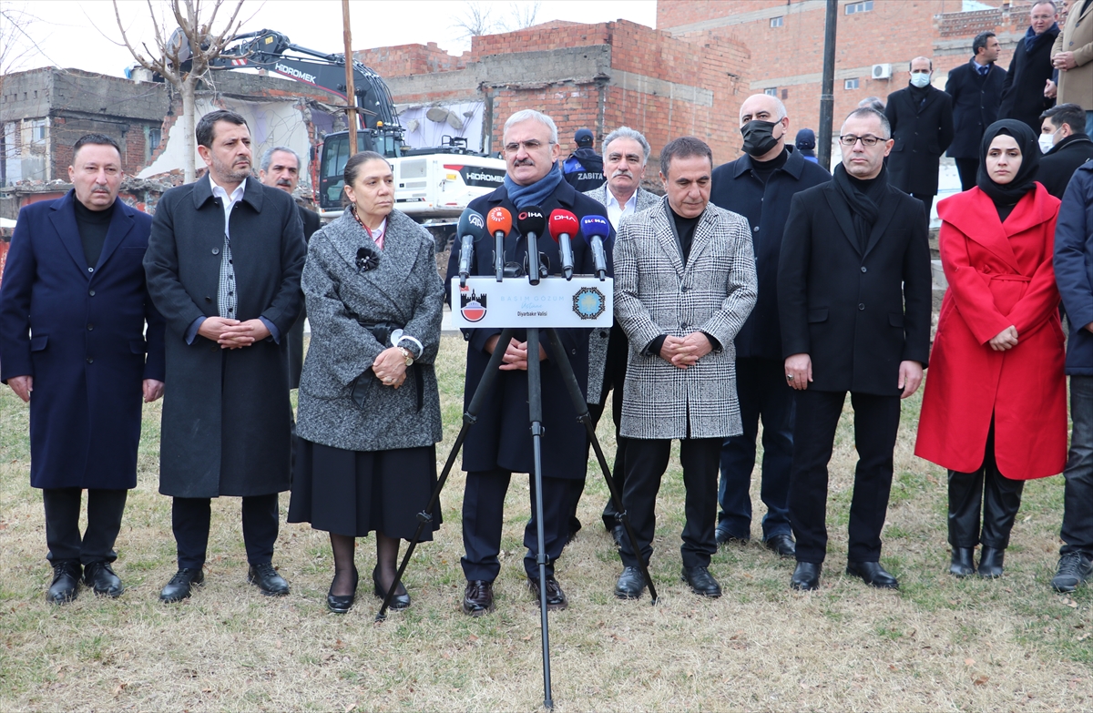 Diyarbakır surlarının çevresindeki kaçak yapılar yıkılıyor