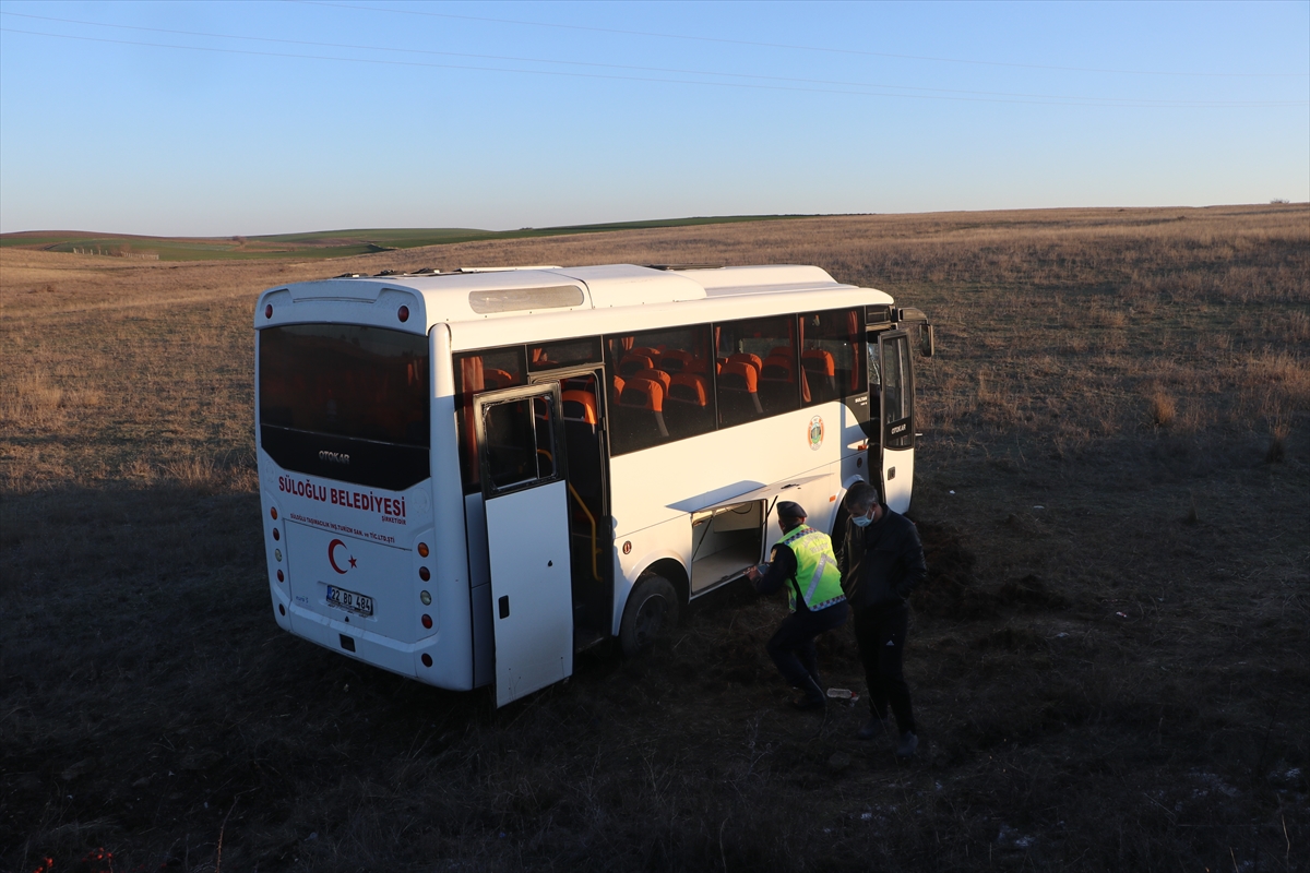 Edirne'de memurları taşıyan servis minibüsünün lastiği patladı, 8 kişi yaralandı