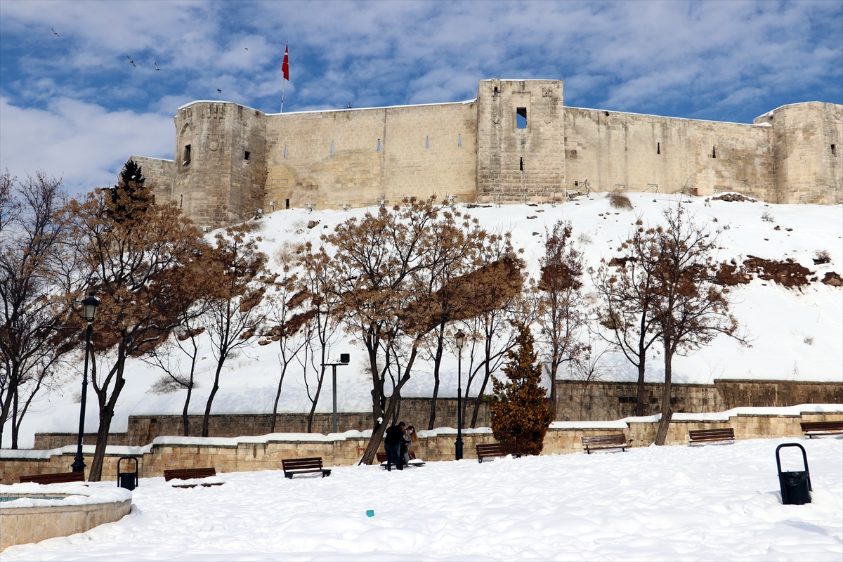 Gaziantep'teki tarihi yapılar kar yağışıyla beyaza büründü