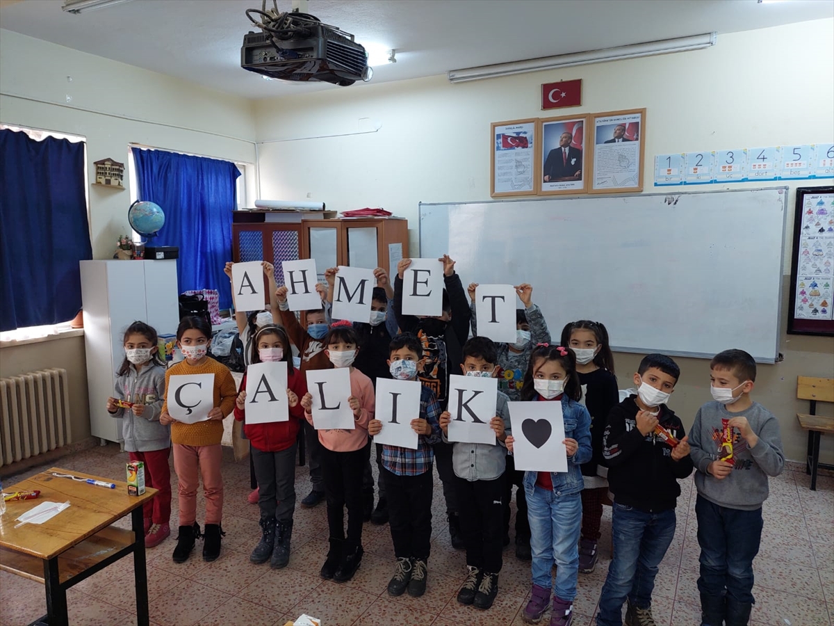 Gençlerbirliği, eski kaptanı Ahmet Çalık adına öğrencilere çikolata dağıttı