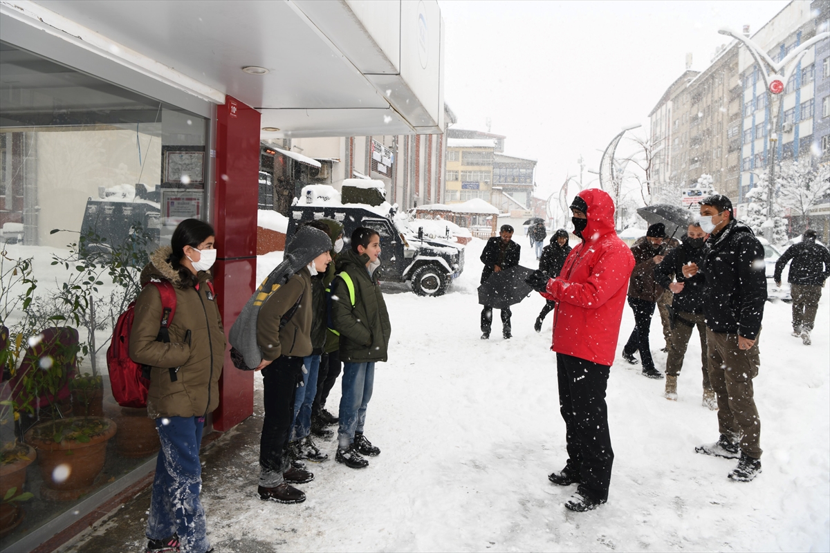 Hakkari'de eğitime kar engeli
