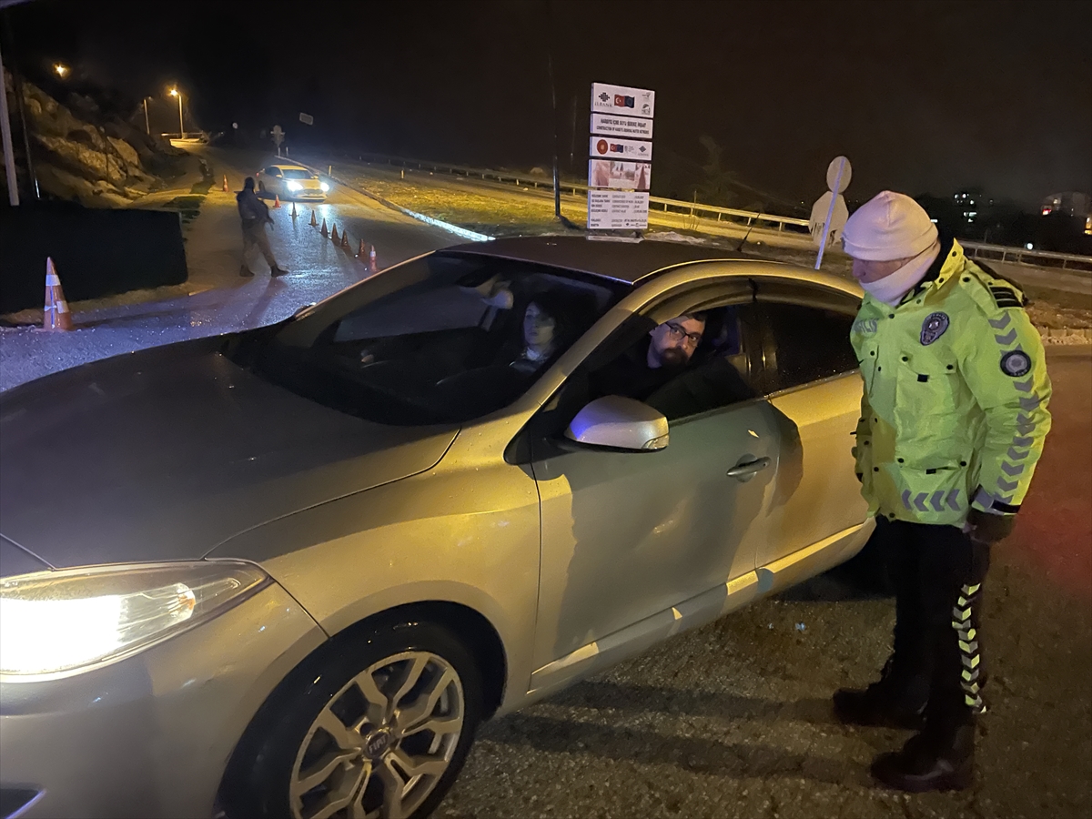 Hatay'da kar ve tipi nedeniyle 18 mahallenin yolu ulaşıma kapandı