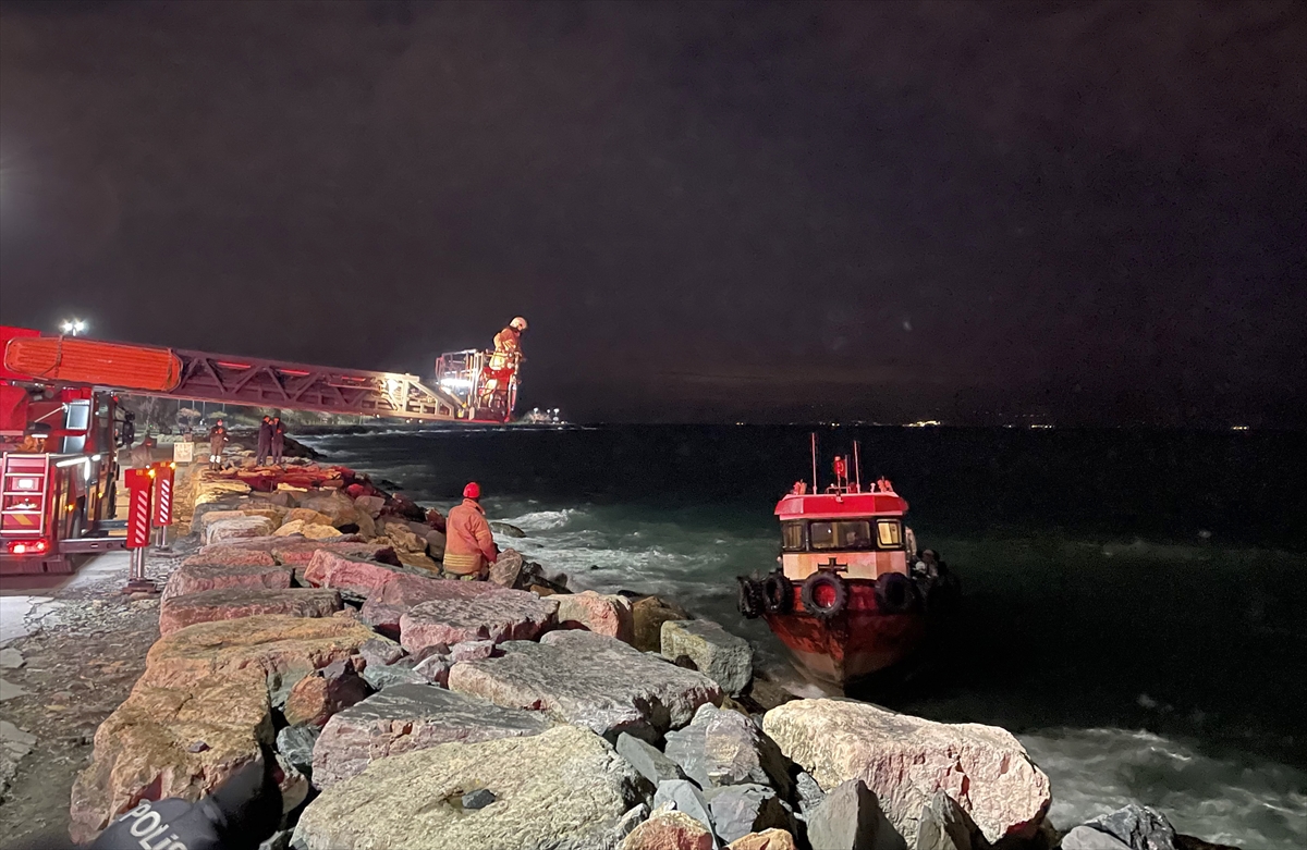 İstanbul'da karaya oturan balıkçı teknesindeki iki kişi kurtarıldı