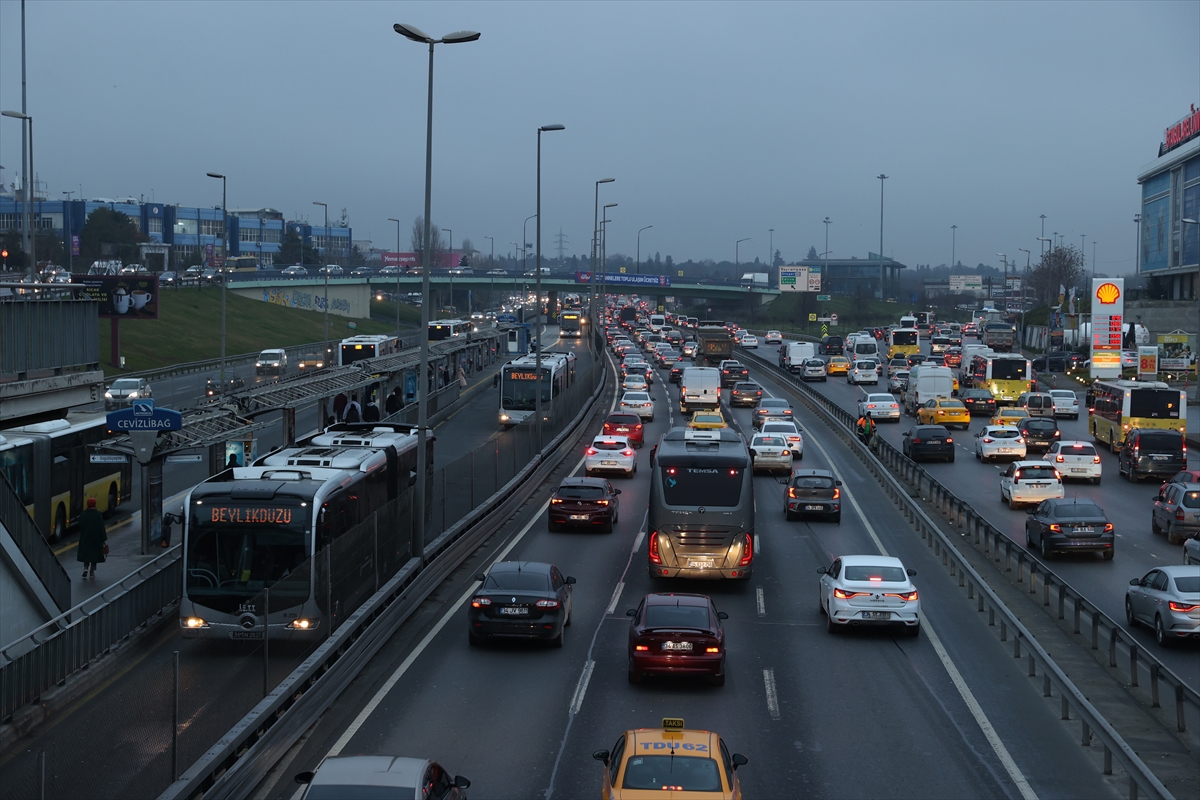 İstanbul'da trafik yoğunluğu yaşanıyor
