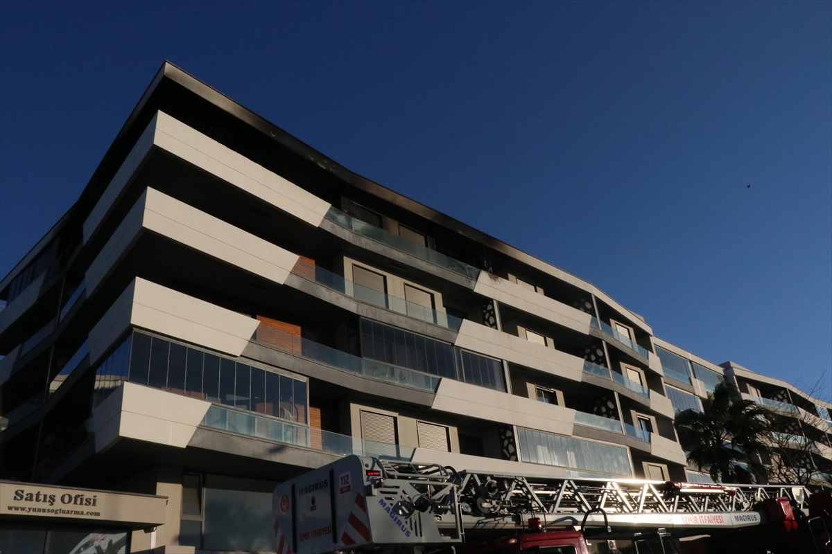 İzmir'de apartmanda çıkan yangında 1 kişi hayatını kaybetti