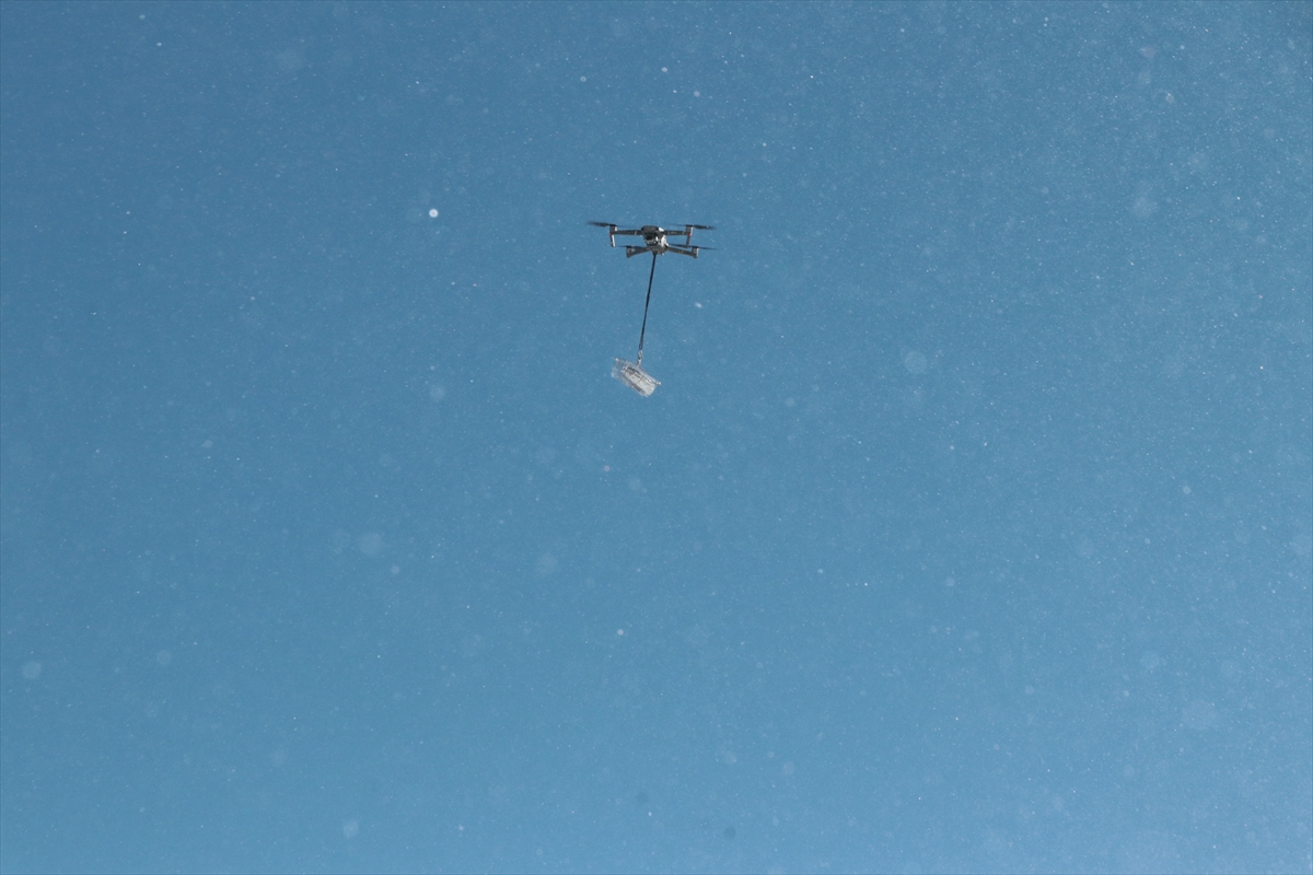 Kartalkaya'da kayak pistine dronla yemek servisi