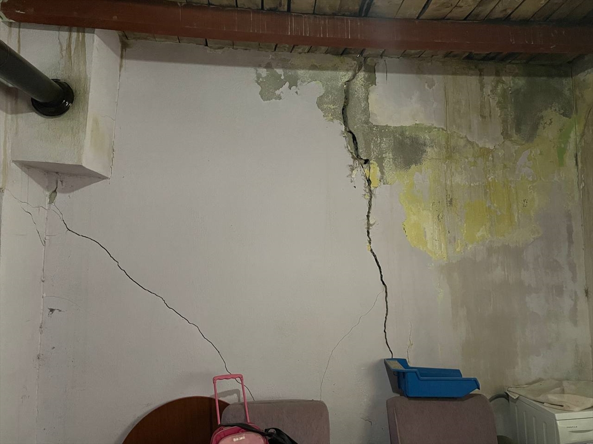 GÜNCELLEME 2 – Kayseri'nin Sarıoğlan ilçesindeki depremde bazı evlerde çatlaklar oluştu