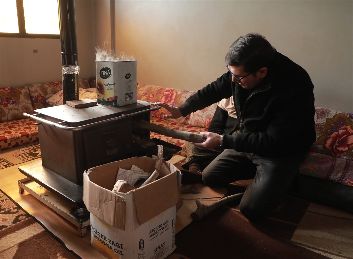 Lübnan'da elektrik ve yakıt krizi nedeniyle halk odunla ısınmaya çalışıyor