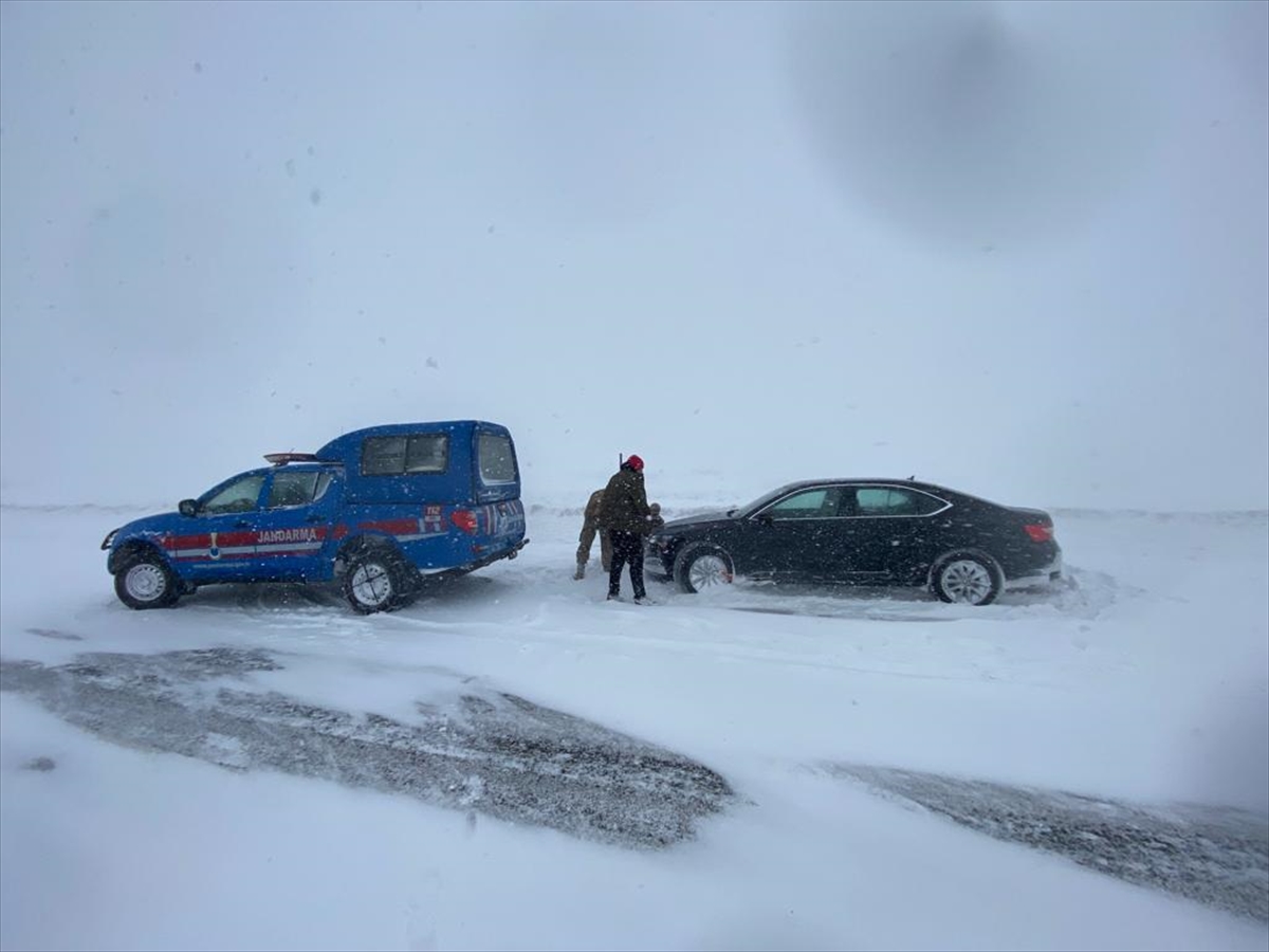 Malatya-Adıyaman kara yolu yoğun kar nedeniyle ulaşıma kapandı