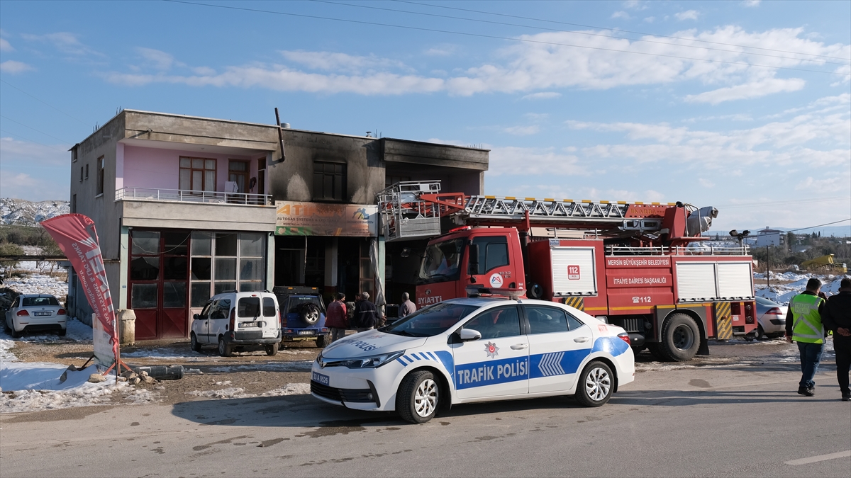 Mersin'de tamirhanede çıkan yangında iki kişi yaralandı