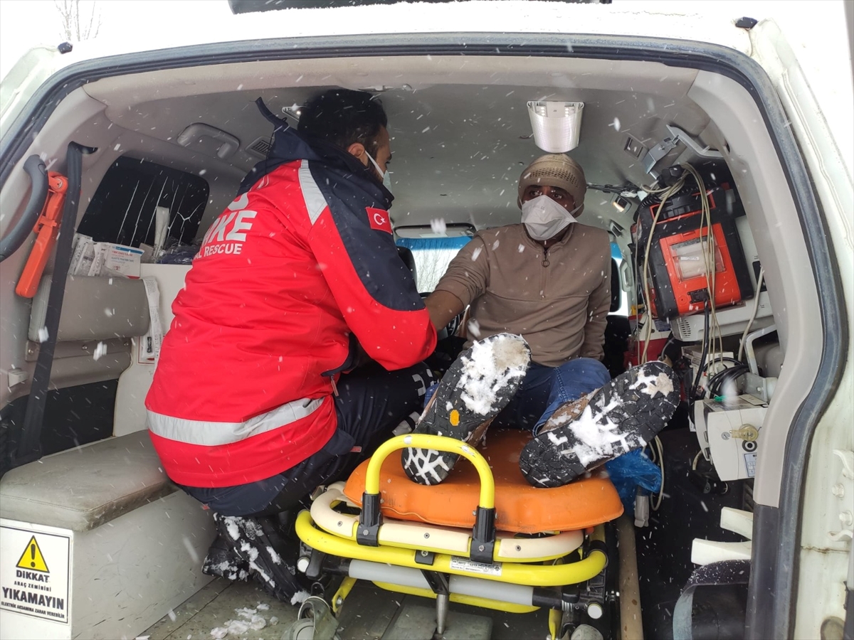 Muş'ta yolu kapanan mezradaki hasta 9 saatte hastaneye ulaştırıldı