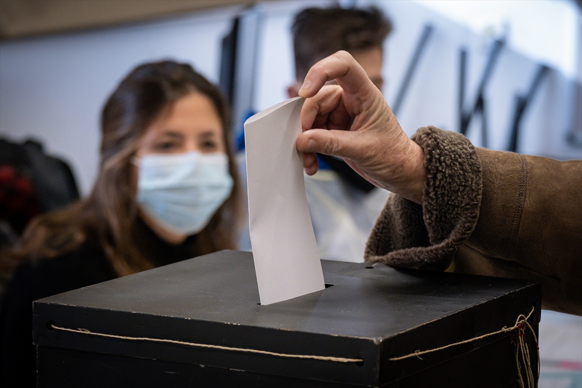Portekiz'de halk erken genel seçim için sandık başına gitti