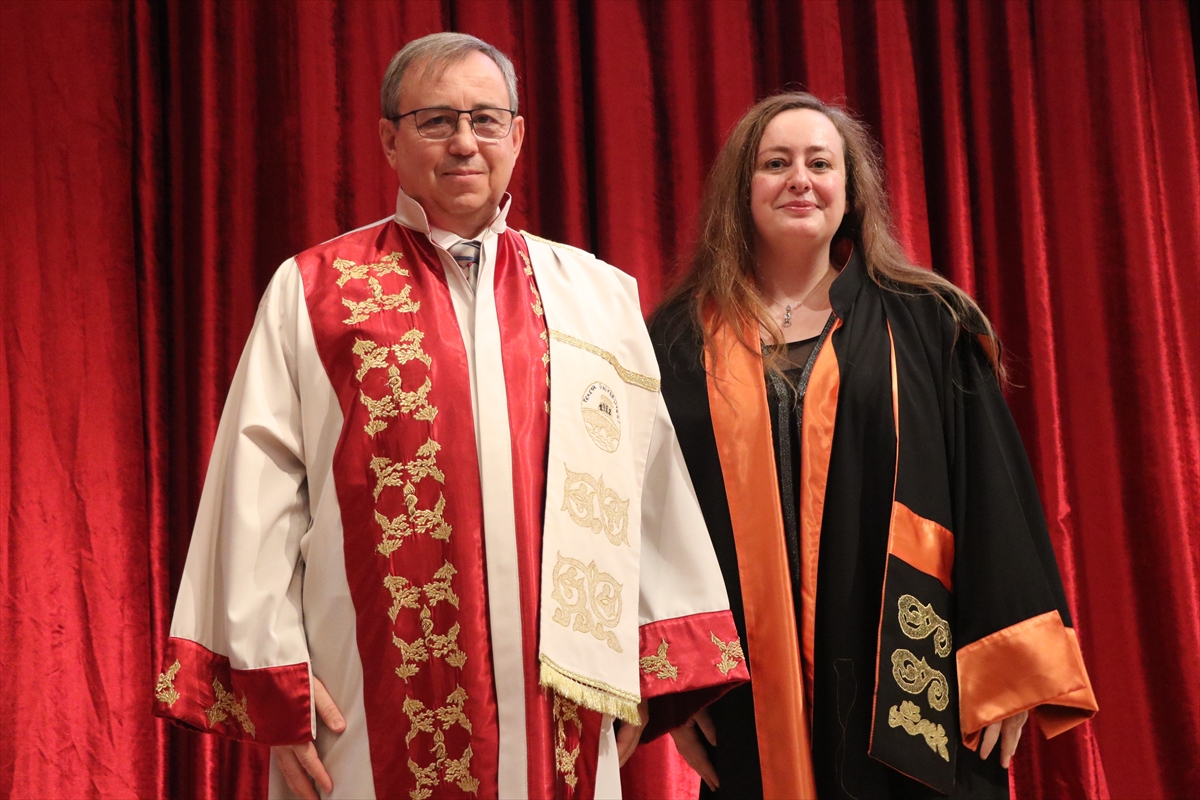 Profesör unvanı alarak, kanserden vefat eden kardeşinin hayalini gerçekleştirdi