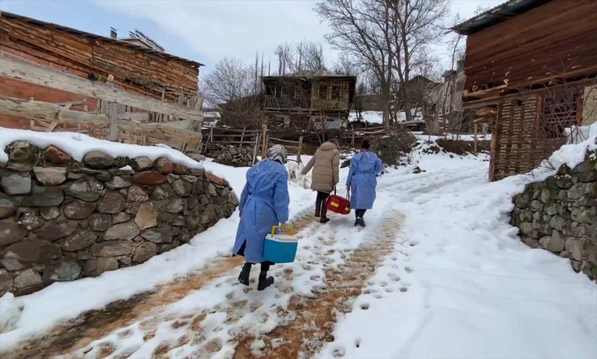 “Sağlık ordusu” karlı yolları aşarak Kovid-19 aşısı yapıyor
