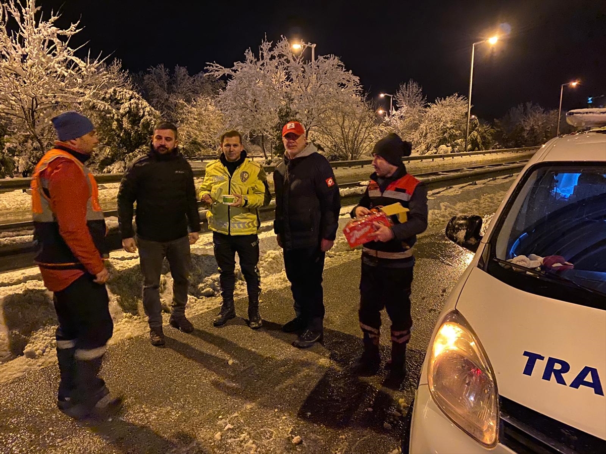 Sakarya Valiliği kar yağışı nedeniyle otoyolda bekleyenlere çorba ikram etti