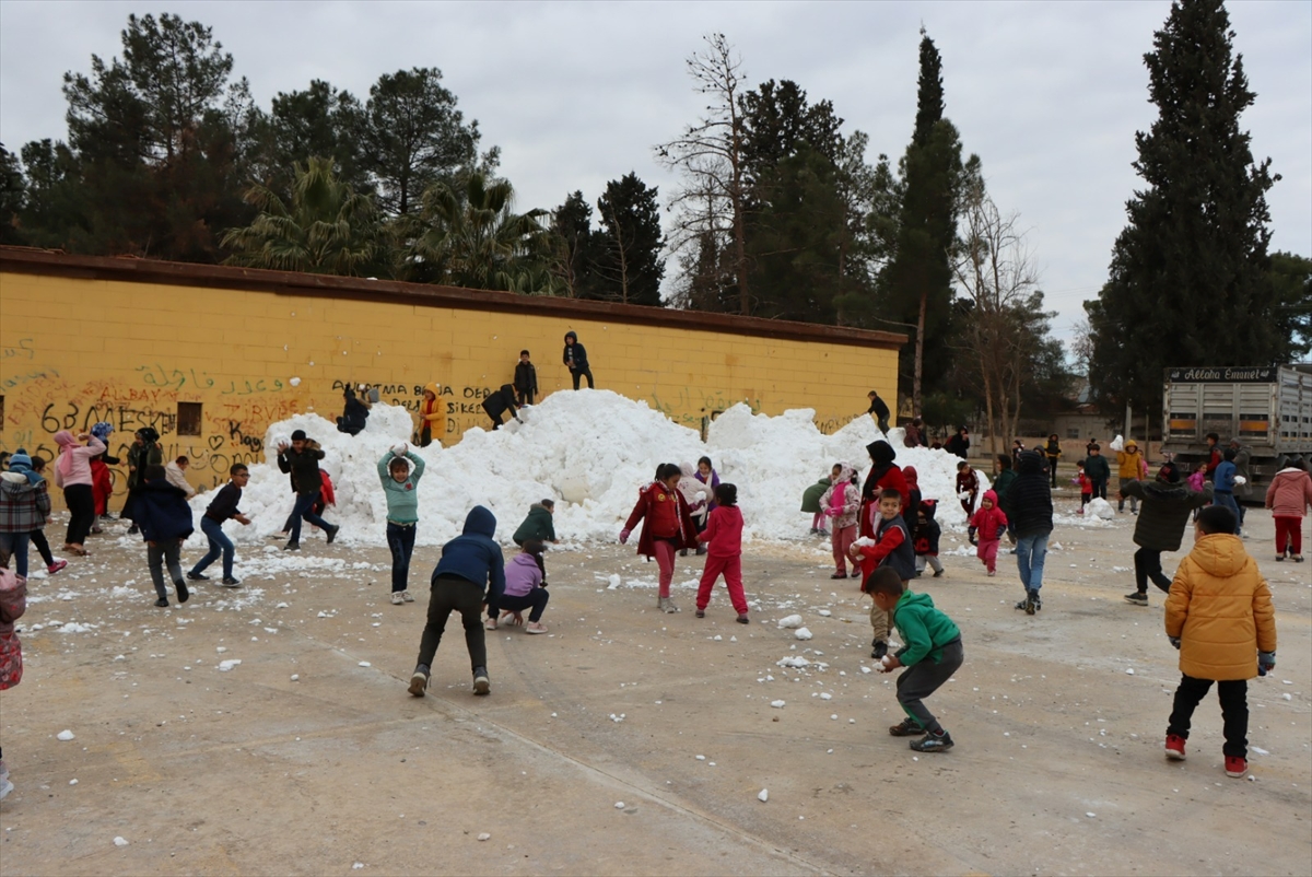 Şanlıurfa'da kar yağmayan ilçeye kamyonlarla kar taşındı