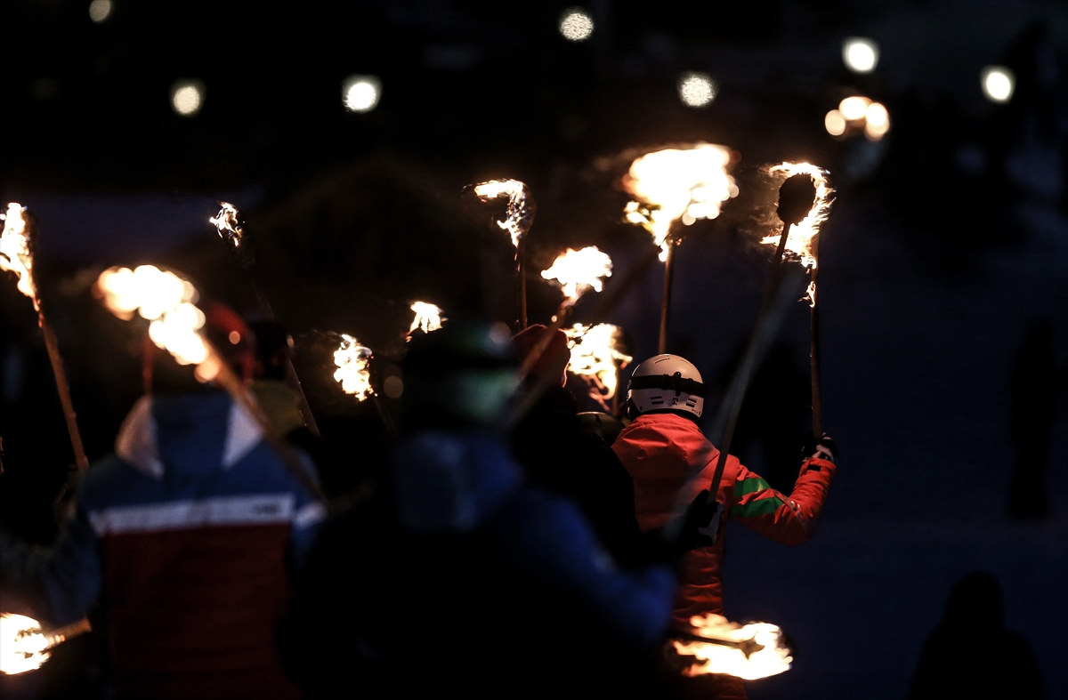 Sarıkamış şehitleri anısına Uludağ'da meşaleli kayak gösterisi