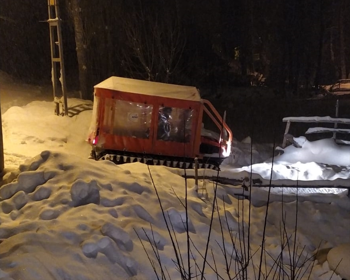 Sivas'ta ekipler yolu kapanan köydeki hasta için seferber oldu