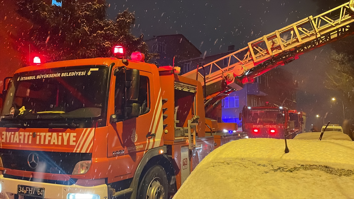 Üsküdar'da evin çatısında çıkan yangında dumandan etkilenen 2 kişi kurtarıldı