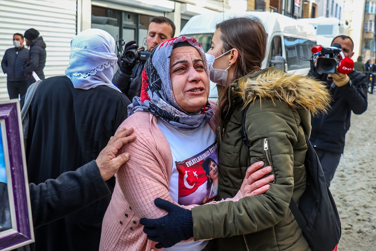 Van'da ailelerin HDP İl Başkanlığı önünde yaptığı eyleme bir aile daha katıldı