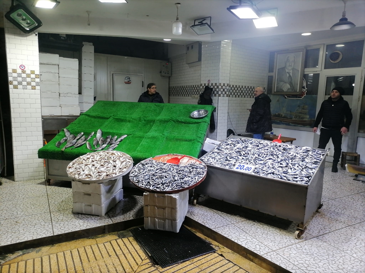 Zonguldak'ta fırtınada balıkçılar denize çıkamayınca balık fiyatları arttı