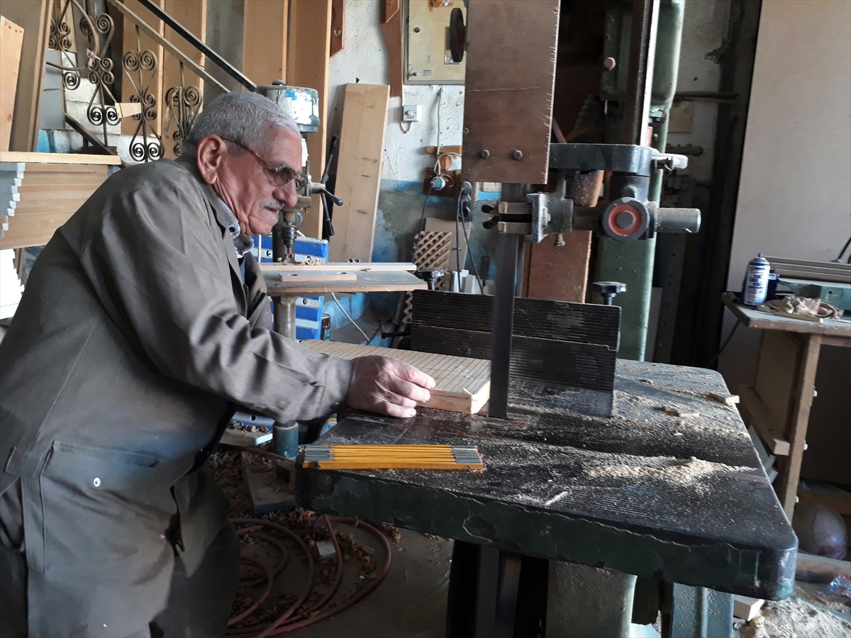 73 yaşındaki şehit babası öğrenme tutkusuyla gençlere örnek oluyor