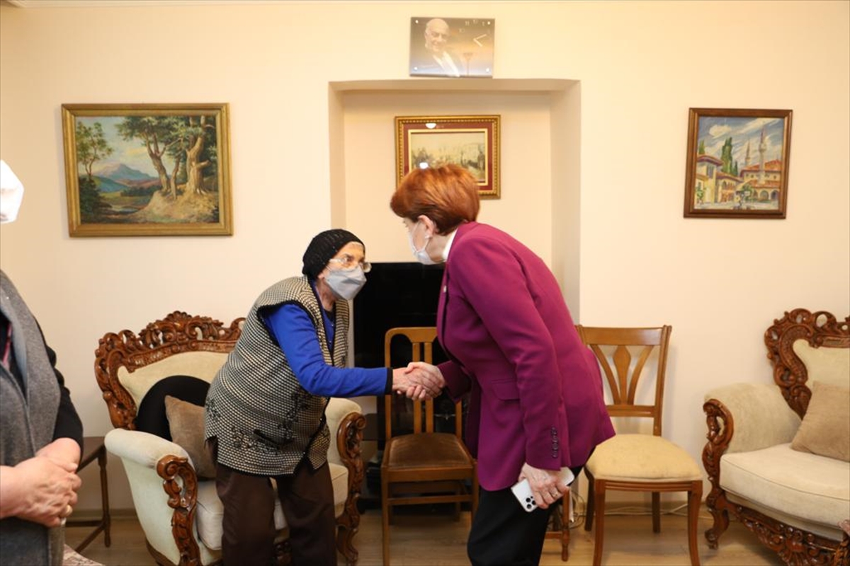 Akşener, vefat eden eski bakanlardan Somuncuoğlu'nun ailesini ziyaret etti