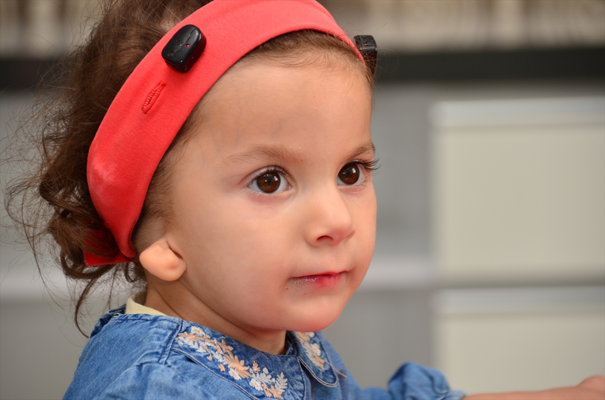 Antalya'da kulak kepçesi oluşmadan doğan çocuk tedavi olmayı bekliyor