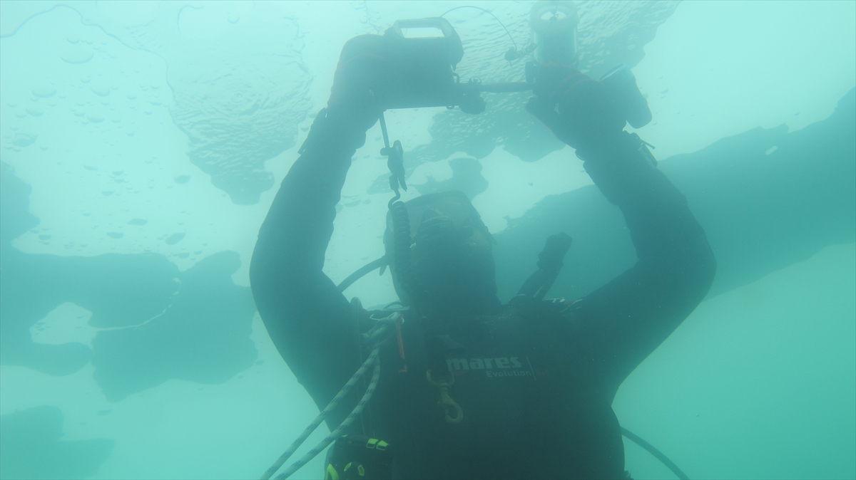 Dalgıçlar, yüzeyi buzla kaplı Tödürge Gölü'ne dalış yaptı