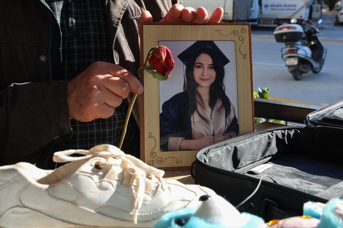 Depremde ölen diş hekiminin eşyaları acılı babanın tek tesellisi oldu