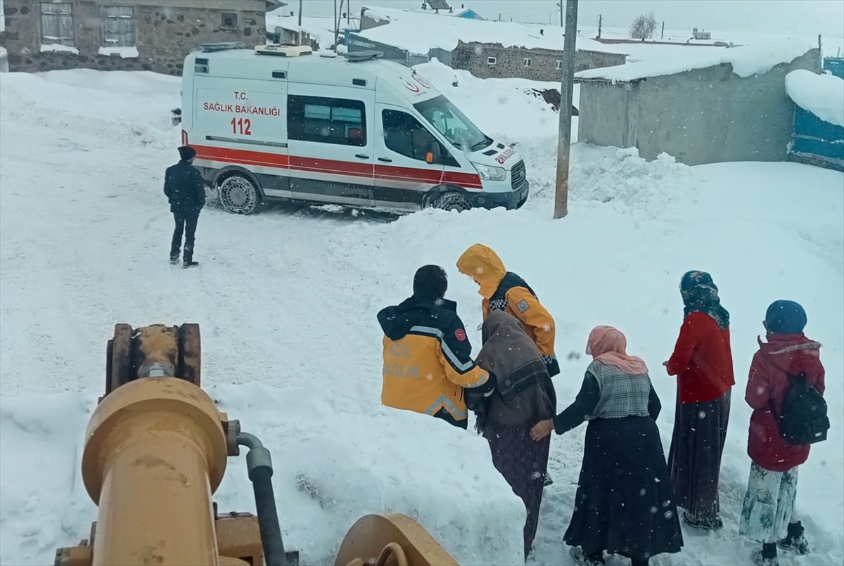 Erzurum'da yolu kardan kapanan mahalledeki hasta için ekipler seferber oldu
