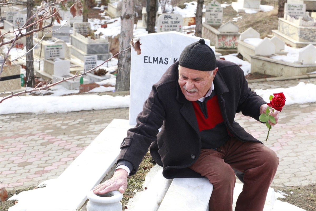 Eşinin kabrine her 14 Şubat'ta kırmızı gülle gidiyor