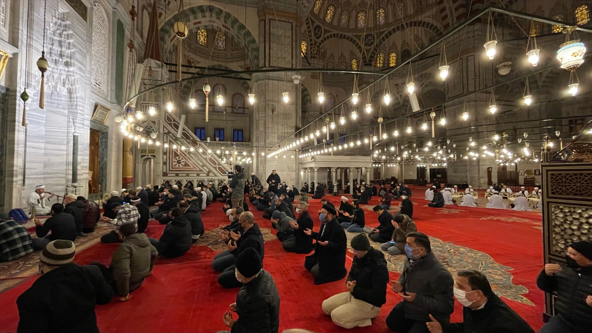 Eski İBB Başkanı Kadir Topbaş, kabri başında  anıldı