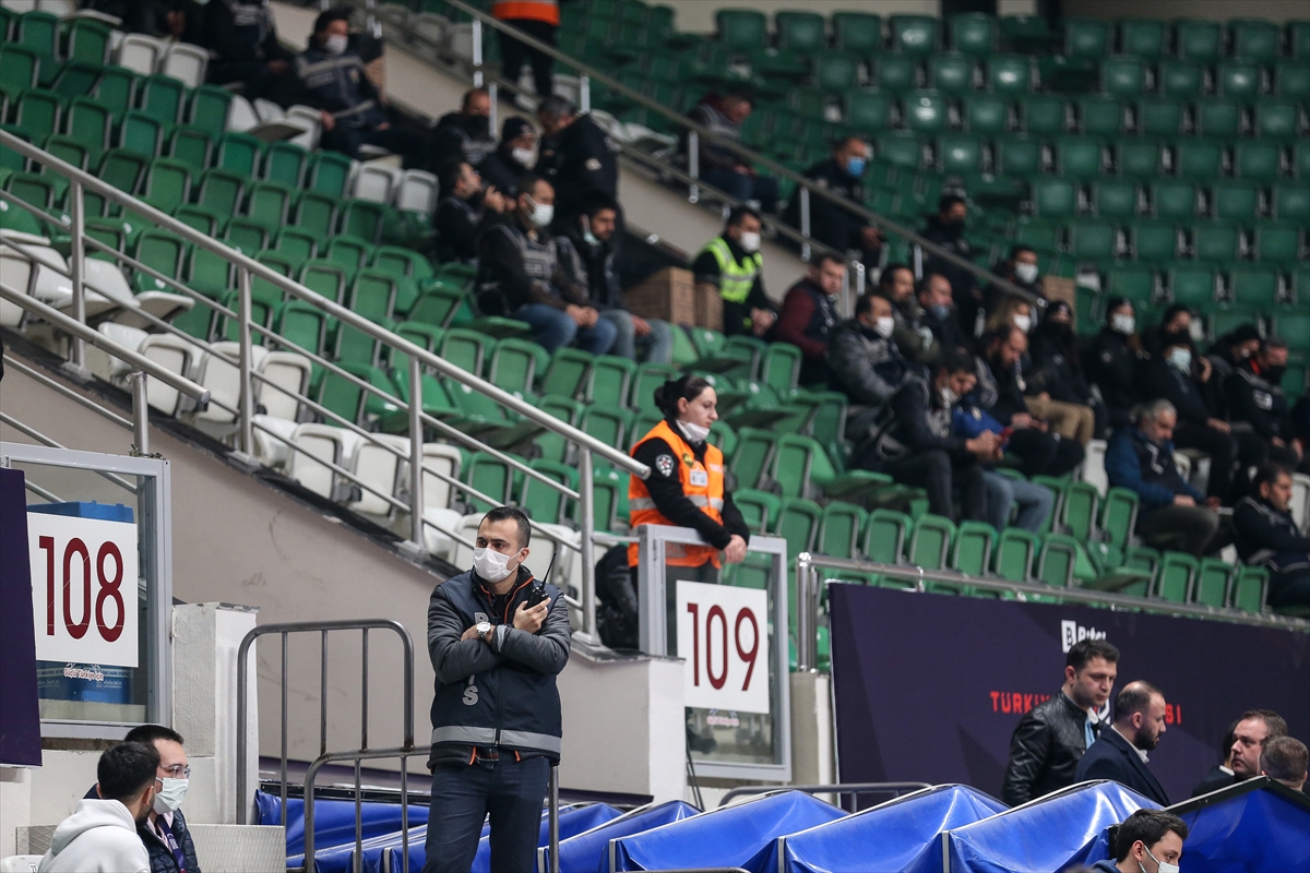 Fenerbahçe Beko-Galatasaray Nef maçına tribünlerin boşaltılması için ara verildi