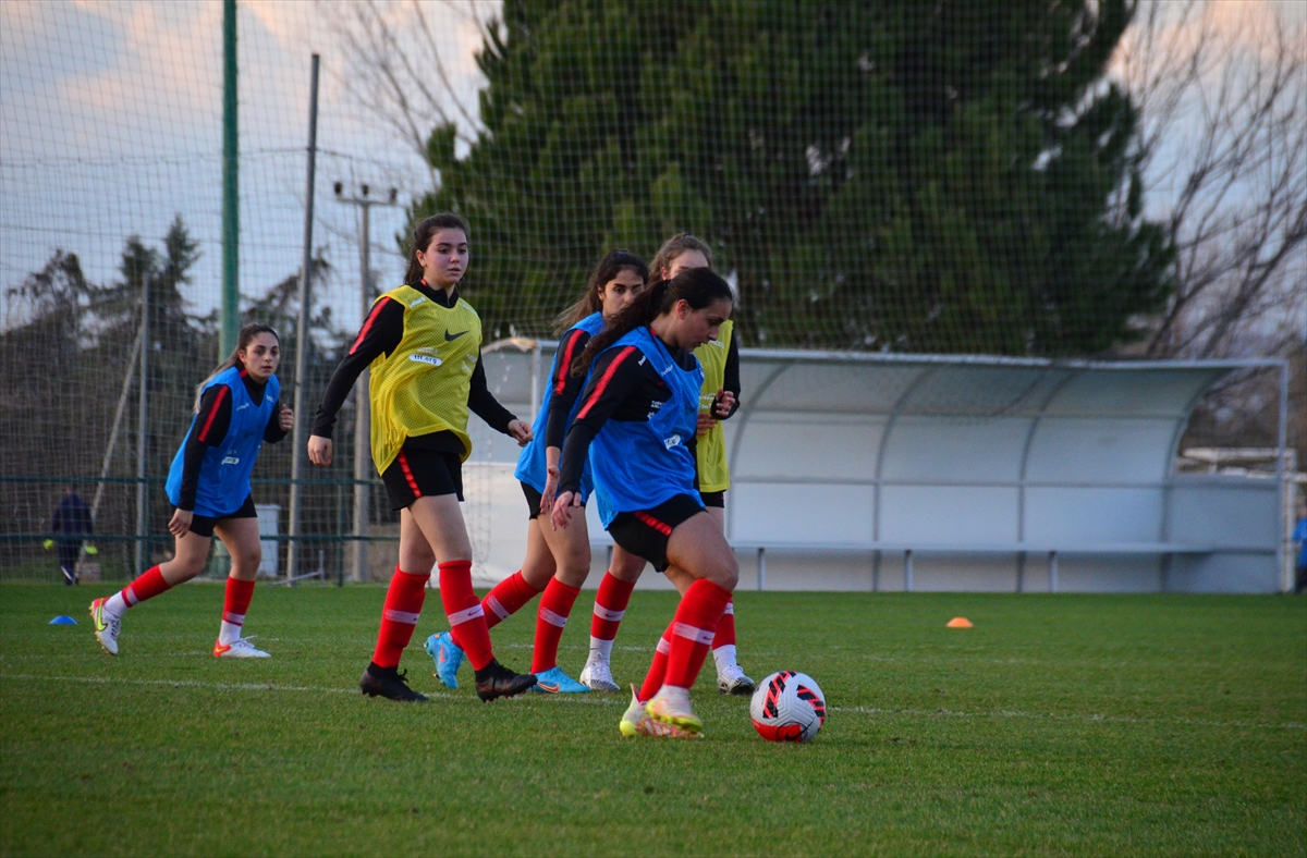 Genç kadın milli futbol takımları Antalya'da kampa girdi